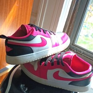 Girls Jordans 3.5y pink n black *Bundlensave*